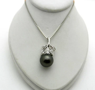 Cadena colgante de diamantes con dije de perlas reales negras de oro blanco sólido de 14 k Foto 1 de 4