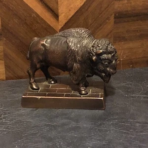 Estatua de bisonte de bronce de la Asociación de Rifles ML Dominio de Canadá alrededor del siglo XX - Imagen 1 de 18
