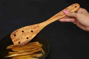 Einzigartiger Olivenholzspachtel mit Löchern: Handgefertigter Holzwender für Naturküche - Bild 1 von 4