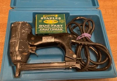 DUO-FAST MODELO E- GRAPADORA ELÉCTRICA. Tapizado de alfombra con estuche hecho en EE. UU. Foto 1 de 4