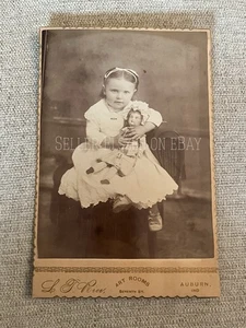 Antike Schrankkarte Mädchen mit französischer Bebe Puppe - Auburn Indiana - um 1890 - Bild 1 von 5