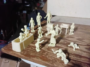 Marx creme Puppenhaus BADEZIMMER Familie & Kindermädchen Spielset Figuren - Bild 1 von 5