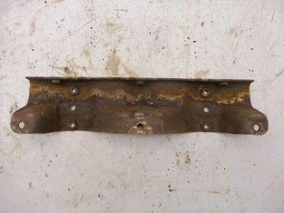 74-77 CAMARO ОРИГИНАЛЬНЫЙ ЗАДНИЙ ХРОМИРОВАННЫЙ МЕТАЛЛИЧЕСКИЙ БАМПЕР ЦЕНТР ВНУТРЕННИЙ КРОНШТЕЙН СКОБА - Изображение 1 из 4