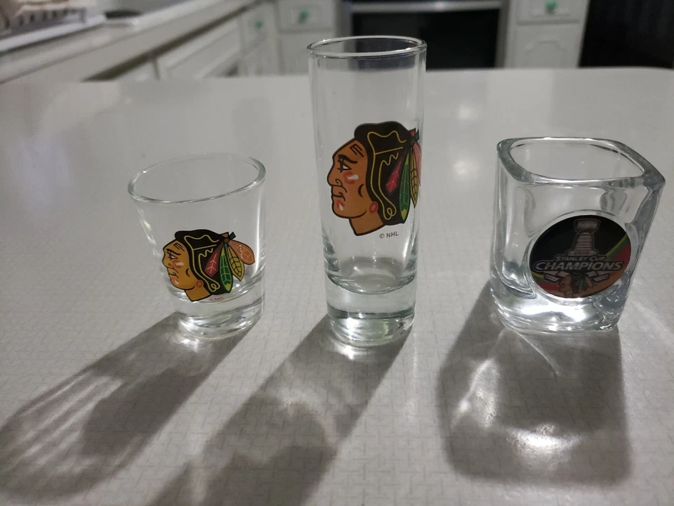 CHICAGO BLACKHAWKS NHL lote de 3 vasos de chupito 2 de ellos son nuevos Foto 1 de 4