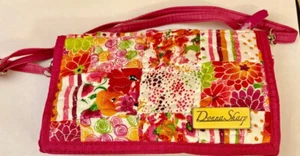 Donna Sharp Patchwork gesteppte Clutch Druckknopf Geldbörse mit Riemen - Bild 1 von 2