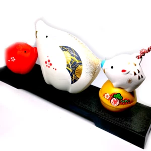Inoshishi Jahr des Ebers 3-teilig japanische rot weiße Tierkreisfigur & Tonglocke - Bild 1 von 11