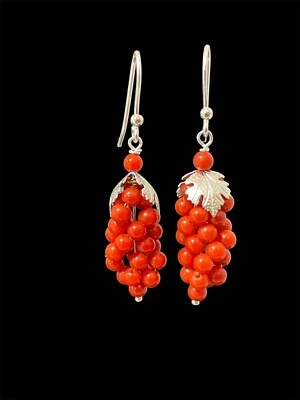 Orecchini in corallo raffiguranti grappolo d’uva - Immagine 1 di 4