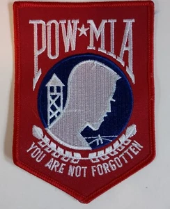 Giacca vintage anni 80 POW MIA Vietnam Prigioniero di Guerra Toppa Spalla Rossa NOS Nuova - Foto 1 di 3