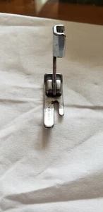 SINGER SEWING MACHINE SLANT STRAIGHT STITCH FOOT ATTACHMENT W/SCREW 170071-001 - Picture 1 of 2