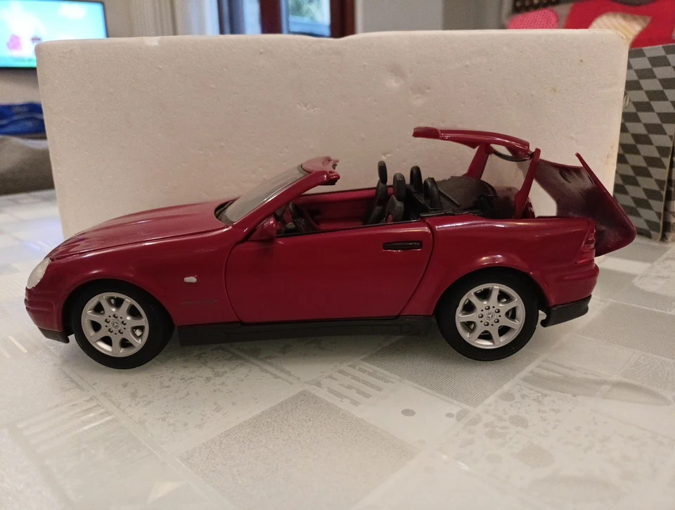 MERCEDES-BENZ SLK 230 1996 MAISTO 1:18 tetto apribile con scatola - Immagine 1 di 4