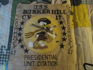 Segunda Guerra Mundial Marina de los Estados Unidos Búnker Hill Donald Duck Portaaviones Habitación lista Bandera de pared - Imagen 1 de 3