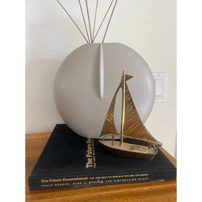 Escultura vintage MCM de latón macizo barco decoración pisapapeles escultura 6" de alto Foto 1 de 4