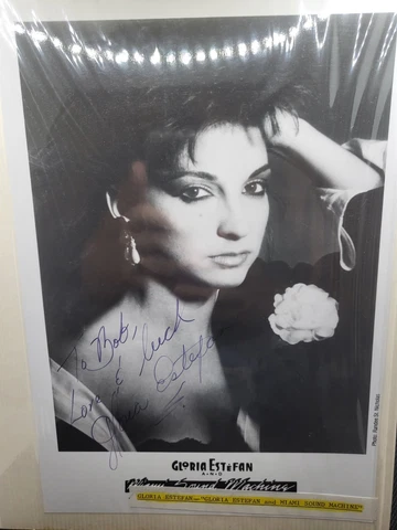 GLORIA ESTEFAN PICTURE AUTOGRAPH SIGNED NO COA Cover