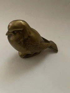 Una estatuilla de pájaro de metal fundido vintage, posiblemente un gorrión, con plumas detalladas. - Imagen 1 de 9