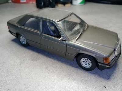 Burago modellino made in Italy Mercedes 190 E die cast 1/24 macchinina no mattel - Immagine 1 di 4