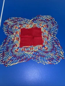 Vintage handgehäkeltes rotes Taschentuch mit mehrfarbigen Kanten - Bild 1 von 5