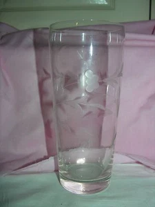 Jarrón grande de vidrio transparente con flores grabadas margaritas - Imagen 1 de 4