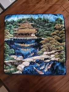 Funda de almohada acolchada con cuentas de vidrio para peces Koi pagoda Window On The World 20" X - Imagen 1 de 13