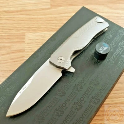 Cuchillo Plegable LionSTEEL ROK 3.25" Bohler M390 Hoja de Acero Gris Mango de Titanio Foto 1 de 4