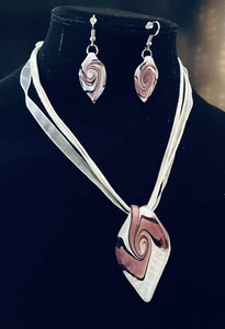 Set aus mundgeblasenem Kunstglas lila weiß Wirbel Blatt Murano Charm Halskette & Ohrringe - Bild 1 von 7