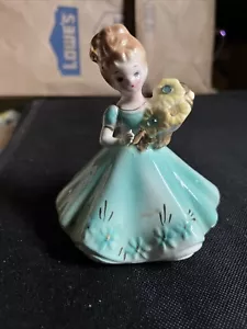 VINTAGE Josef Originals MÄRZ MÄDCHEN Geburtsstein Blumen aquablau Kleid Gänseblümchen 4" - Bild 1 von 4