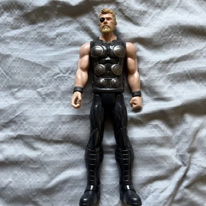 2017 Hasbro Marvel Avengers Thor Superheld mit Augenklappe Actionfigur 11,5 Zoll - Bild 1 von 6