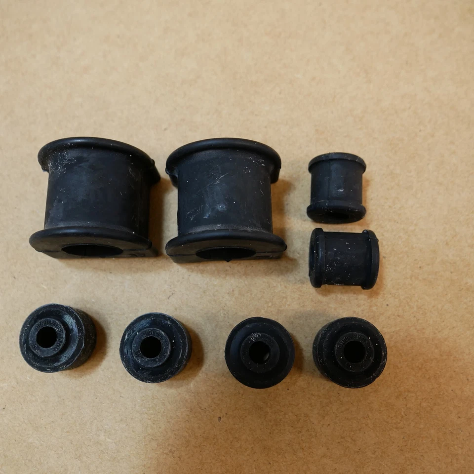 TOYOTA LandCruiser J7 J8 Original Gummis Stabilisator hinten Buchsen Hinterachse Foto 1 de 1