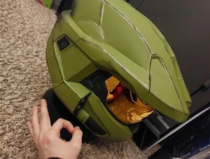 Halo Master Chief Deluxe Helmet with Stand - LED Light | free shipping - Picture 1 of 12