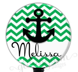 Carrete de insignia retráctil personalizado Chevron verde, insignia médica de enfermera personalizada 1987B - Imagen 1 de 8