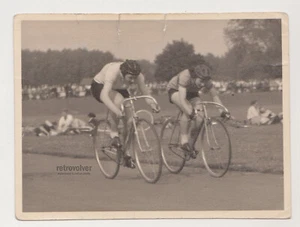 Foto de carrera de bicicletas de colección de los años 50 ciclistas sprint deportes clásicos competición - Imagen 1 de 7