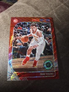 2019-20 Panini Premium Stock RED Wave Trae Young 1 Prizm NBA Hoops Hawks 2nd Yr - Imagen 1 de 2