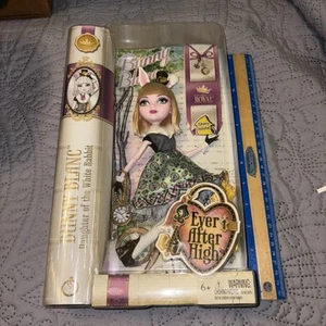 NUEVO Bunny Blanc Royal Ever After High Muñeca Mattel 2014 Hija de Conejo Blanco - Imagen 1 de 4