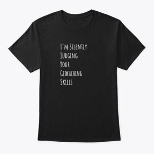 Camiseta de esquí Im Silently Judging Your Geocaching Hecha en EE. UU. Talla S a 5XL - Imagen 1 de 1