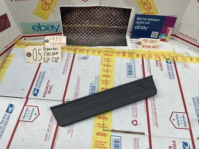 05-09 HYUNDAI TUCSON PUERTA TRASERA DERECHA PLACA RASGUÑO MOLDURA CUBIERTA GRIS (EXTERIOR) Foto 1 de 4