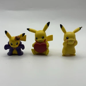 Pokemon Battle Figure 2" Valentine's Pikachu with Heart + 2 Collectible Pikachus - Picture 1 of 6