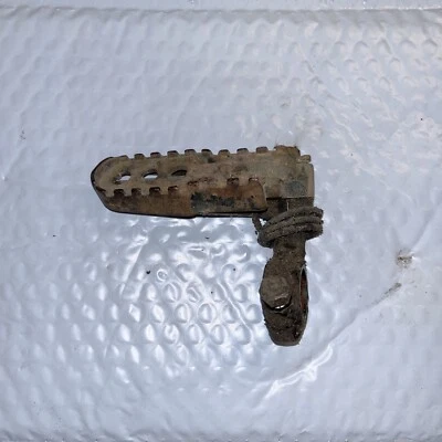 1975 Yamaha MX400B Left Footrest And Bracket 483-27412-02/431–27411-01 - Imagem 1 de 4