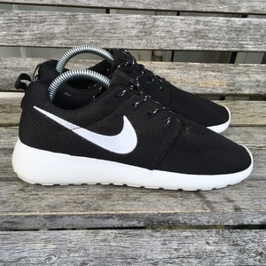 black nike roches