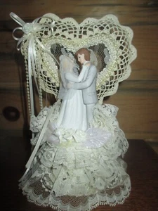 Vintage BRAUT BRÄUTIGAM in SPITZE HERZ Porzellan HOCHZEITSTORTE TOPPER - 70er Jahre - Bild 1 von 4