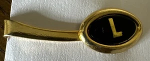 Spilla cravatta vintage lettera iniziale L smalto oro e nero - Foto 1 di 8