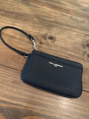 Muñequera Karl Lagerfeld Paris de cuero sintético negro texturizado con logotipo de metal elevado Foto 1 de 4