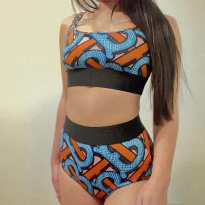 Traje de baño Burberry vibrante con monograma TB Foto 1 de 4