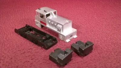 Lot #7 - HO TYCO G1 TRANSFORMERS TRAIN PARTS - ENGINE SHELL, CHASSIS & WEIGHTS - Image 1 of 4