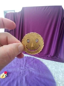 HAVE A NICE DAY VINTAGE SMILEY GESICHT BROSCHE ANSTECKNADEL GOLDFARBEN MIT STRASSAUGEN 1 - Bild 1 von 4