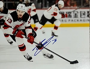 Nico Hischier New Jersey Devils signed Autogramm 8x10 Foto Kapitän - Bild 1 von 1