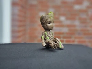 🍀 Groot Mini Figur sitzend zweiteilig Guardians of the Galaxy - Bild 1 von 4