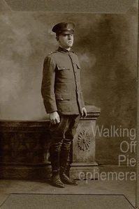 Erster Weltkrieg Ära formelles Soldaten Studio Porträt in Tri-Panel Ordner, New Medford, Mass. - Bild 1 von 2