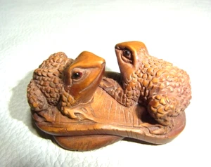 Netsuke Boxwood Wood Frog and Sandals Delicate Carving From JAPAN Around 1960 JP - Picture 1 of 3