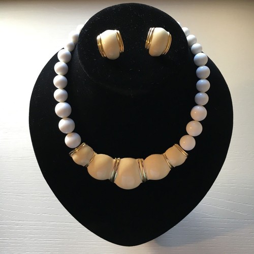 OFF WHITE Set collana e orecchini 'Huggy' vintage Napier smalto bianco sporco e perle bianche