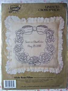 VINTAGE WEISSE ROSE KISSEN LEINEN ZUM KREUZSTICH SET NIE GEÖFFNET KOMPLETT - Bild 1 von 3
