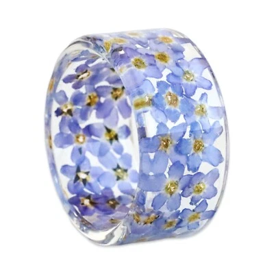 Широкое полимерное кольцо со прессованными фиолетовыми незабудками цветами, подарок в стиле природы - Изображение 1 из 4